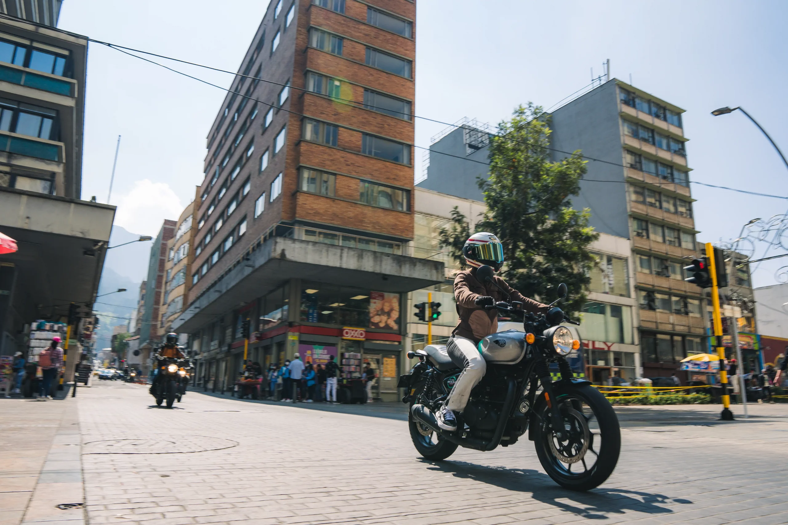 HNTR 350 Motos Royal Enfield Colombia en la ciudad