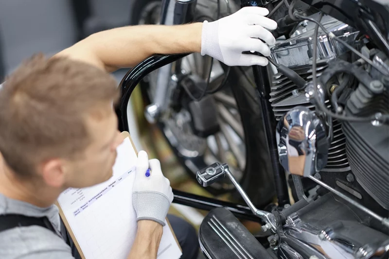 mecanico-automoviles-inspecciona-averias-motocicletas-taller-reparacion-automoviles